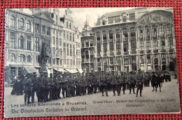 MILITARIA -  BRUXELLES - Les Soldats Allemands Sur La Grand'Place - Die Deutschen Soldaten In Brüssel - Oorlog 1914-18