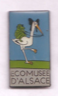 B60 Pin's Grenouille Frog Oiseau Cigogne Stork écomusée D' Alsace à UNGERSHEIM Version Rectangulaire Achat Immédiat - Dieren