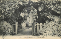 03  VICHY   PONT RUSTIQUE DANS LE PARC DES CELESTINS - Vichy