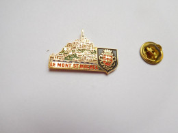 Superbe Pin's , Le Mont Saint Michel , Blason De La Normandie , Verso Quadrillé - Städte