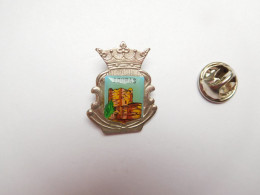 Superbe Pin's , Blason De Fouras Les Bains , Fort Vauban , Charente Maritime - Steden