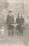 CARTE PHOTO - Un Frère Et Une Sœur Se Tenant Debout Près D'une Table -  Animé - Carte Postale Ancienne - Photographie