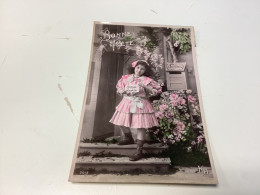 Bonne Fête Enfant Fille Sur Des Marches D’escalier, Un Bon Souvenir à La Main Boîte Aux Lettres - Autres & Non Classés