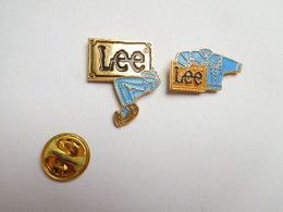 2 Beaux Pin's , Marque Lee , Jeans , Mode , Signé FB - Trademarks