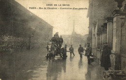 PARIS CRUE DE LA SEINE RUE DE CHEVALERET CONSTRUCTION D'UNE PASSERELLE - Paris Flood, 1910