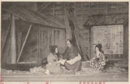 CARTE POSTALE ORIGINALE ANCIENNE : DEUX GEISHAS ET LEUR METTEUR EN SCENE AU THEATRE DE KYOTO AU JAPON - Kyoto