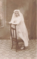 CARTE PHOTO - Petite Fille - Communion - Carte Postale Ancienne - Photographs