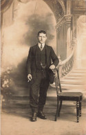 CARTE PHOTO - Homme élégant - Escalier - Carte Postale Ancienne - Photographie