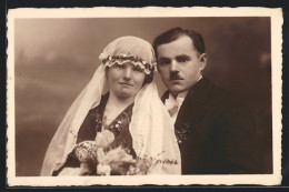 Foto-AK Hochzeitspaar Mit Schleier Und Zweifinger-Bart  - Marriages