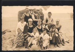 Foto-AK Gemischte Gruppe In Bademode Vor Einem Strandkorb  - Moda