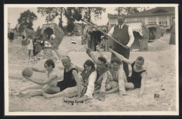 Foto-AK Achtung Kurve!, Gruppe In Bademode Vor Strandkörben, 1930  - Mode