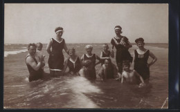 Foto-AK St. Peter, Gruppe In Badmode Im Wasser, 1921  - Moda