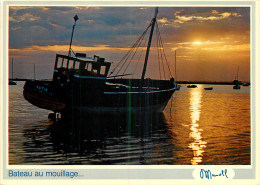 BATEAU AU MOUILLAGE  - Pêche