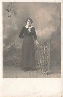 CARTE PHOTO - Une Femme Vêtues D'une Blouse Noire Et Une Longue Jupe  - Animé - Carte Postale Ancienne - Photographie