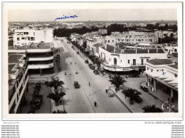 CPA (Réf: I161) MEKNÈS  (AFRIQUE MAROC) Vue Générale Vers La Médina Et L'Avenue Mézergues (animée, Vieilles Voitures) - Meknes