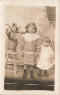 CARTE PHOTO - Petites Filles Se Tenant La Main - Carte Postale Ancienne - Photographs