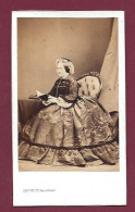 260524 - PHOTO ANCIENNE CDV LEVITSKY - Femme Lisant Coiffe Bonnet Robe Velours - Old (before 1900)