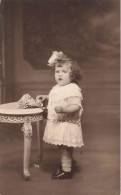 CARTE PHOTO - Une Petite Fille Toute Ronde -  Animé - Carte Postale Ancienne - Photographs