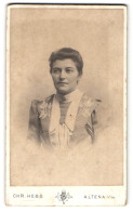 Fotografie Chr. Hess, Altena I. W., Bürgerliche Dame Im Kleid Mit Elegant-floral Verziertem Kragen  - Anonyme Personen