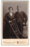 Fotografie Atelier Gesundbrunnen, Berlin N., Brunnen-Str. 17-18, Bürgerliches Ehepaar In Eleganter Kleidung  - Anonyme Personen