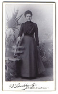 Fotografie D. Schuchhardt, Giessen, Diezstrasse 4, Bürgerliche Frau In Elegantem Schwarzen Kleid Und Hochgestecktem H  - Anonyme Personen