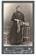 Fotografie A. Maerz, Spandau, Schönwalderstr. 89, Junge Frau Mit Eleganter Kette, Einem Buch Und Blumen  - Anonyme Personen