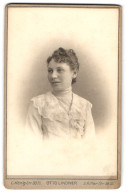 Fotografie Otto Lindner, Berlin, König-Str. 30 Ecke D. N. Friedrich-Str., Junge Dame Mit Hochgestecktem Haar  - Anonieme Personen