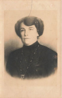 CARTE PHOTO - Une Dame Avec Une Coiffure Parfaite -  Animé - Carte Postale Ancienne - Photographs