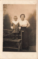 CARTE PHOTO - Un Enfant Debout Sur Une Chaise Avec Sa Mère -  Animé - Carte Postale Ancienne - Photographie