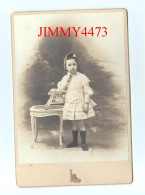 CARTE CDV - Portrait D'une Jolie Petite Fille à Identifier Taille 108 X 165 - Photographie Des Grands Magasins Du Louvre - Old (before 1900)