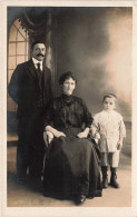 CARTE PHOTO - Famille - Père - Mère - Fils - Carte Postale Ancienne - Photographs