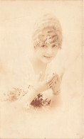 FANTAISIES - Une Femme Souriante -  Animé - Carte Postale Ancienne - Women