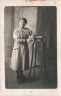 CARTE PHOTO - Une Fille Avec Une Robe à Carreaux -  Animé - Carte Postale Ancienne - Photographs