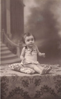 CARTE PHOTO - Bébé - Petite Fille - Carte Postale Ancienne - Photographs