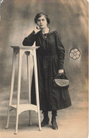 CARTE PHOTO - Une Femme Vêtue De Noir Tenant Un Petit Sac à Main -  Animé - Carte Postale Ancienne - Photographs