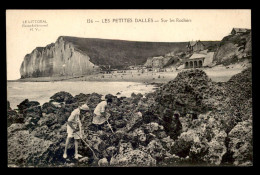 76 - LES PETITES DALLES - SUR LES ROCHERS - PECHE A PIED - Autres & Non Classés