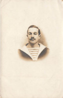 CARTE PHOTO - Un Homme Moustachu -  Animé - Carte Postale Ancienne - Photographie