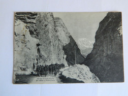 VAL D'ISERE +MILITARIA: CHASSEURS ALPINS SUR LA GRAND ROUTE DES ALPES A VAL-D'ISERE ANIMEE - Autres & Non Classés