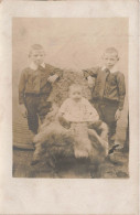 CARTE PHOTO - Deux Frères Avec Un Bébé Assis Sur Une Fourrure -  Animé - Carte Postale Ancienne - Photographs