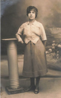 CARTE PHOTO - Une Femme Avec Une Chemise Et Une Jupe -  Animé - Carte Postale Ancienne - Photographs