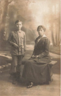 CARTE PHOTO - Un Jeune Garçon Avec Sa Mère -  Animé - Carte Postale Ancienne - Photographie