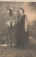 CARTE PHOTO - Femme - Vase - Fleurs - Carte Postale Ancienne - Photographie