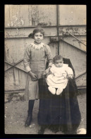 CARTE PHOTO - FILLETTE ET BEBE - Photographie