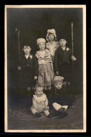CARTE PHOTO - ENFANTS ET BEBE, MI-CAREME 1932 - Photographie
