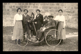 CARTE PHOTO - FAMILLE ET HANDICAPE DANS UNE CHAISE ROULANTE EN OSIER - Fotografía