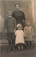 CARTE PHOTO - Un Frère Et Deux Sœurs Avec Leur Mère -  Animé - Carte Postale Ancienne - Fotografie