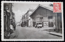 17 - SURGERES - Rue Audry De Puyravault - Les Halles - Surgères