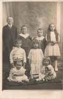 CARTE PHOTO - Des Enfants Habillés En Noir Et Blanc -  Animé - Carte Postale Ancienne - Photographie