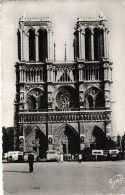 Paris La Façade De La Cathédrale Notre Dame  ( Autobus Des Années 50 Sur Le Parvis , Timbrée En 1958 - Notre-Dame De Paris