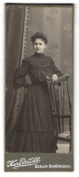 Fotografie Karl Wahl, Berlin-Schöneberg, Hauptstrasse 1-2, Elegante Junge Dame In Hochgeschlossenem Kleid  - Anonymous Persons